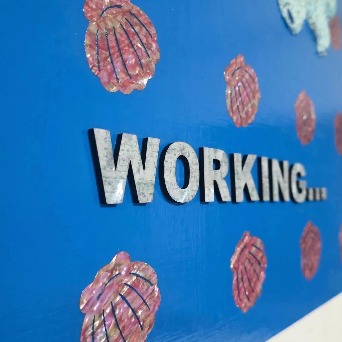 작품 옆면, WORKING 문구와 조개 문양들