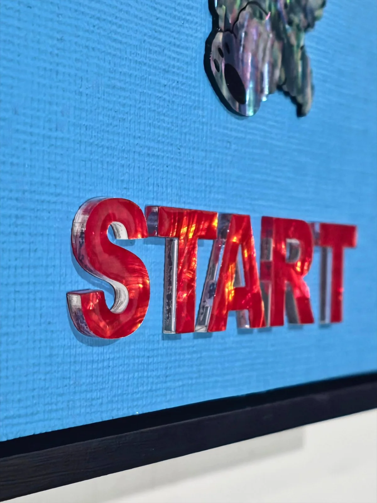 작품 옆면에 새긴 START 문구