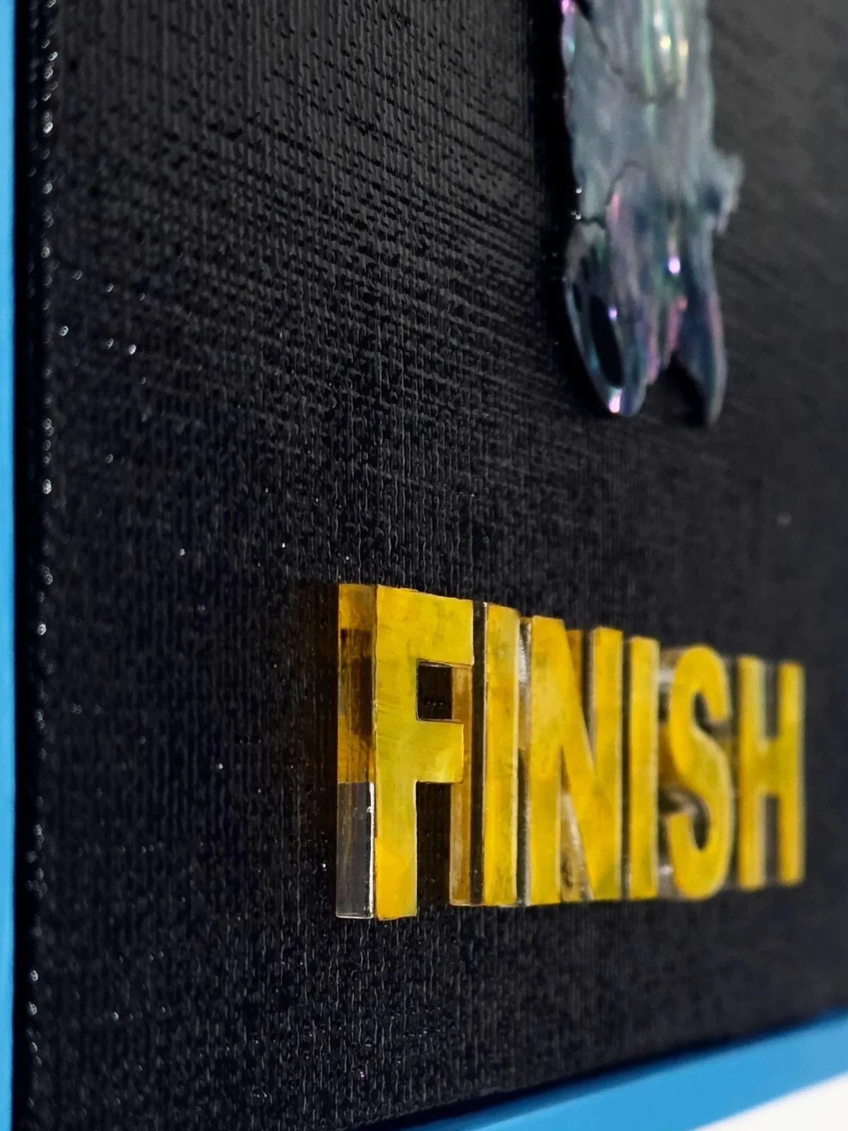 작품 옆면에 새긴 FINISH 문구